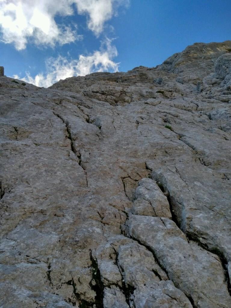 Stena je že v začetku pokonci. Zgoraj se vidi osrednja streha. sonce0
