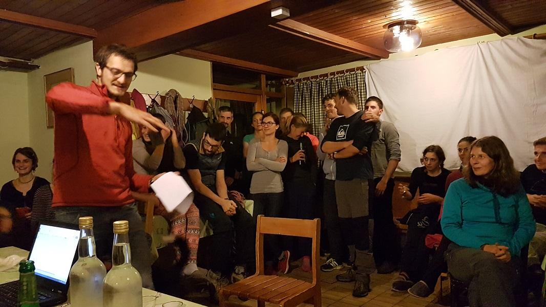 Prestrašeni tečajniki, ko so poveljstvo nad barko prevzeli Borat in 2016 Sprejem 10