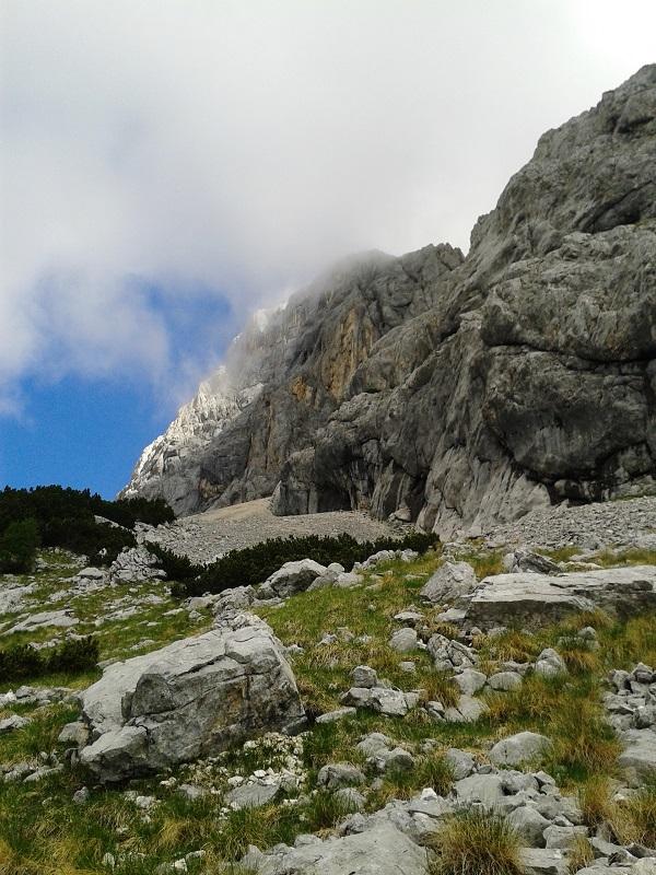 Zahodna stena Debelega vrha je bila igrišče bohinjskih plezalcev, predvsem Pavla Odarja in Marka Šurca. DV2 Stena