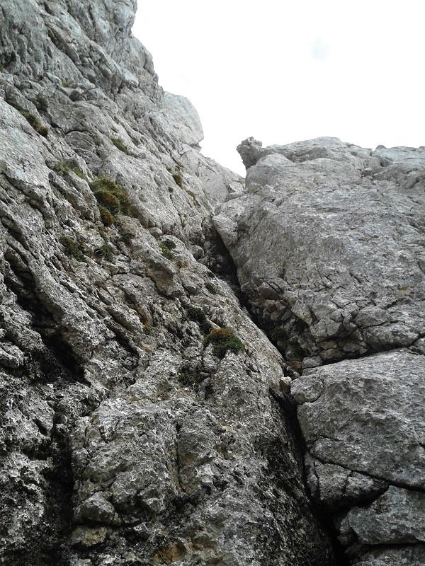 Pa še zadnji kamin. Je kar ozek, plezaš po levi, čvrsti steni, tačas pa z desne (zadnje) z nahrbtnikom mečeš kamenje v dolino. DV6 zadnji cug