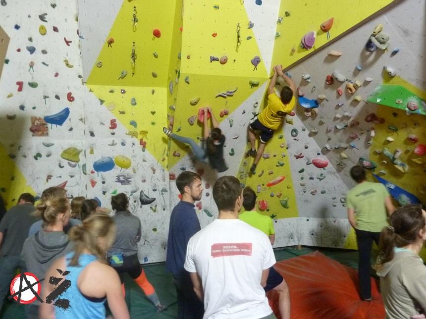 Udeleženci med plezanjem in navijanjem 2 Akcija
