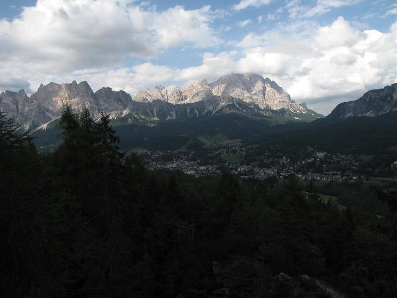 Takoj, ko smo postavili šotore smo se šli pretegnit v bližnje plezališče z lepim razgledom na Cortino. Cortina_02