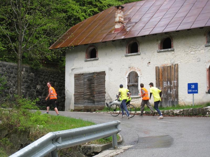 Smo že pri cestarski bajti, vreme zaenkrat solidno. cestarska_dos