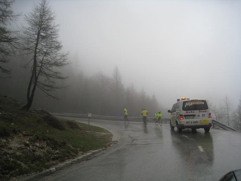 Pod vrhom nas je ujel veter, dež in megla. proti-vrhu_dos