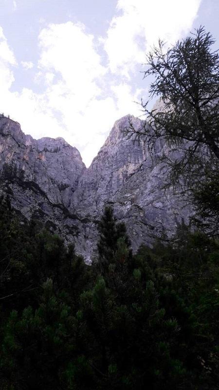 Spodnji del raza pripelje na izrazit zob. Zgleda temačno in krušljivo. Trema narašča. DP1 Stena