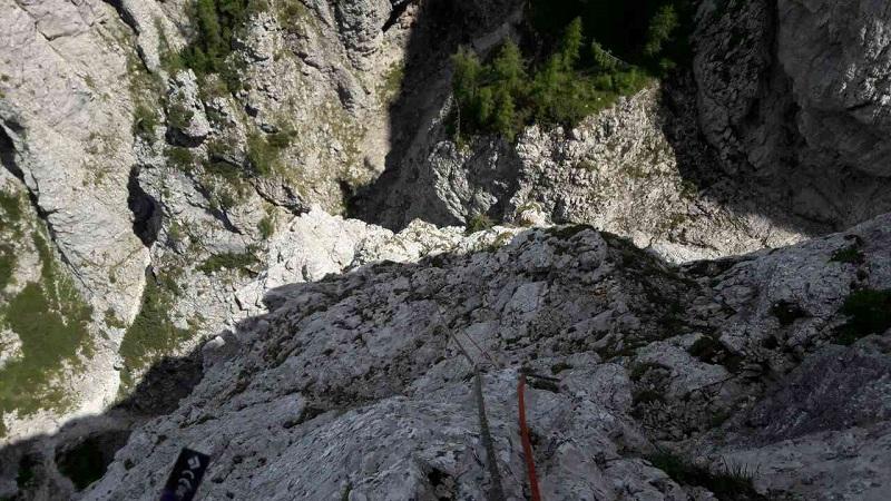 Plezala sva cug cug, in če Vesni ne bi zmanjkalo štrika, bi brez težav sprašila detajl. Treme ni več. DP3 Pod detajlom