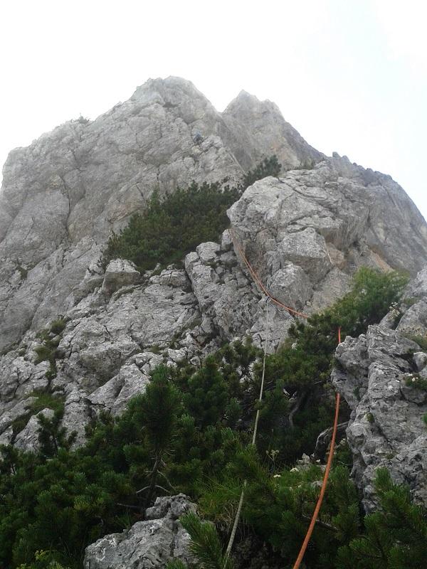 Mihelič si je tu prepeval najlepšo melodijo. Nama je zaradi nepričakovane strmine z anapev zmanjkalo sape. DP6 Raz zgoraj