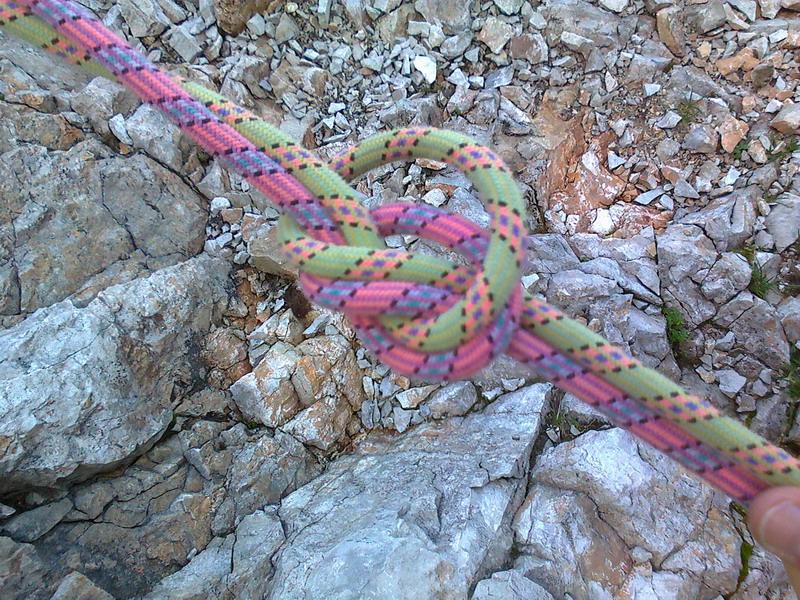 Nenačrtovano ustvarjeni vozel na vrvi. 11092011581_resize