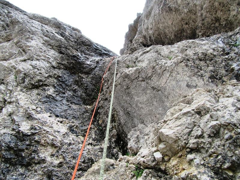 Začetek prvega raztežaja. Če predolgo cincaš pod curkom vode, ne ostaneš suh. SR 2