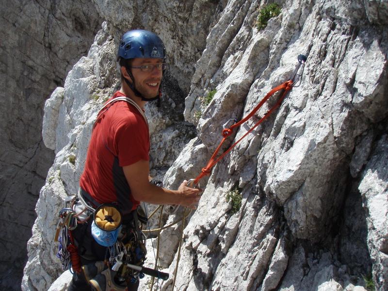 Pod zajedo sva počakala na drugo navezo. Ker sem zasedel lepo nabite kline je moral Primož zabiti svoje. Vzhodna_10
