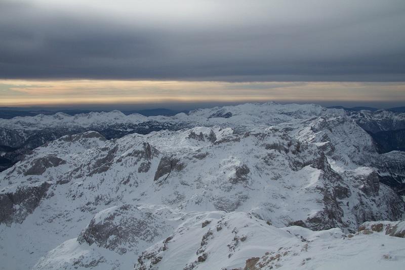 Pogled čez domače kuclje seže do morja. v bohinju je lepo