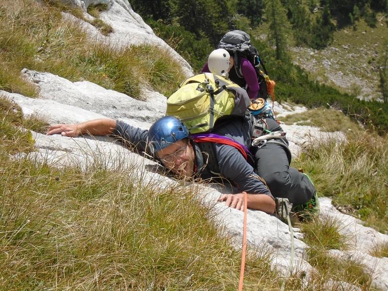 Strm klanec zahteva natančno gibanje in tesno prižemanje k skali. NS 3 - neizprosna naklonina