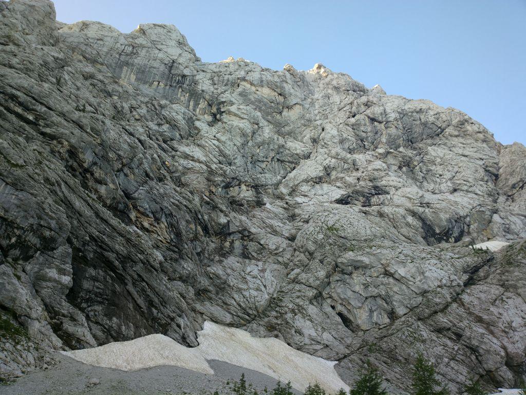 Pod steno je še veliko snega in krajna zev je ogromna 2014-08-09-1932
