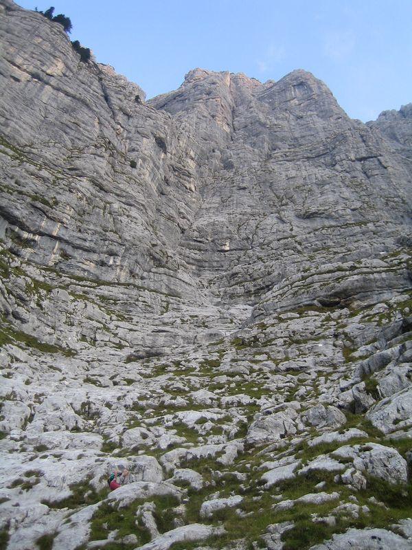 Smer poteka po izraziti zajedi v srednjem delu stene Smer poteka po izraziti zajedi v srednjem delu stene