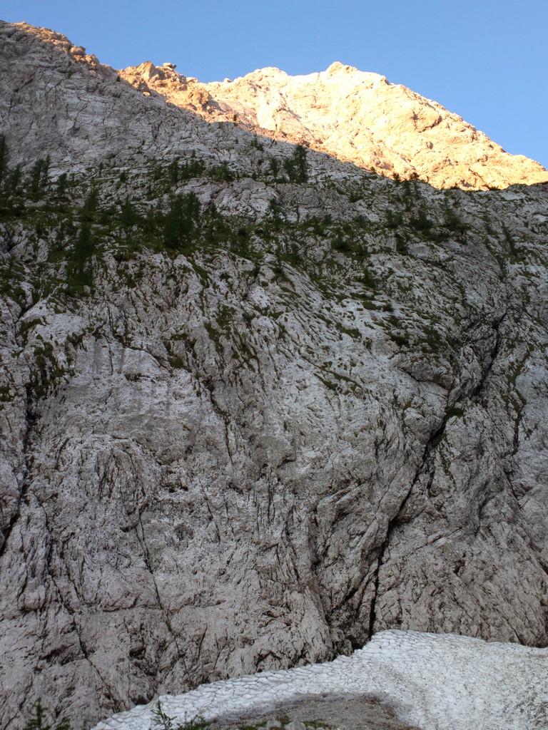 Vstopni raztežaj poteka po steni levo ob kaminu na sredini slike (se ne vidi iz te smeri) Spik direttissima 02