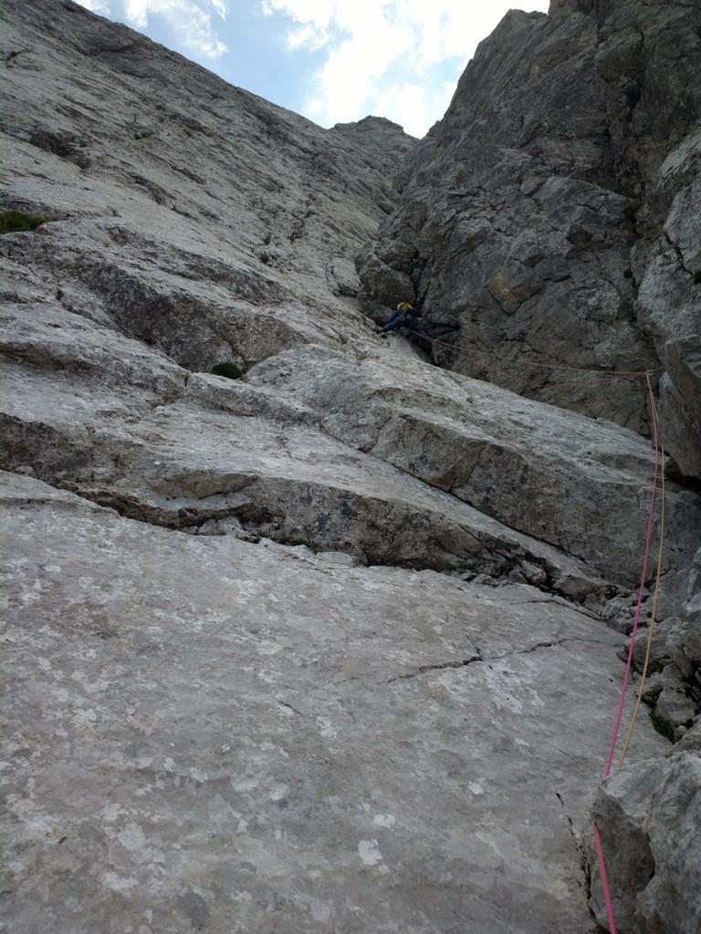 Prvi cug velike zajede takoj pokaže naravo nadaljne plezarije Spik direttissima 06