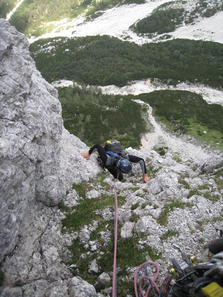 V drugem raztežaju te preseneti strm raz z odličnimi grifi in še boljšo skalo. 002