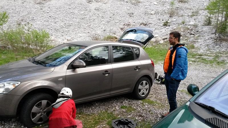Vodja izmene pa roke v žepu. 5 mojster pa gleda