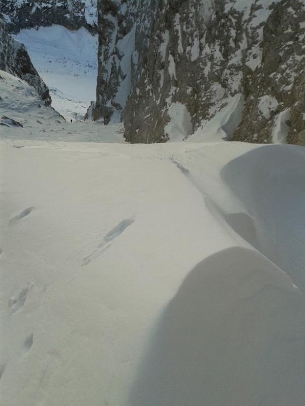Zamet pod vrhom in Neža še bolj pod vrhom. zamet in neza