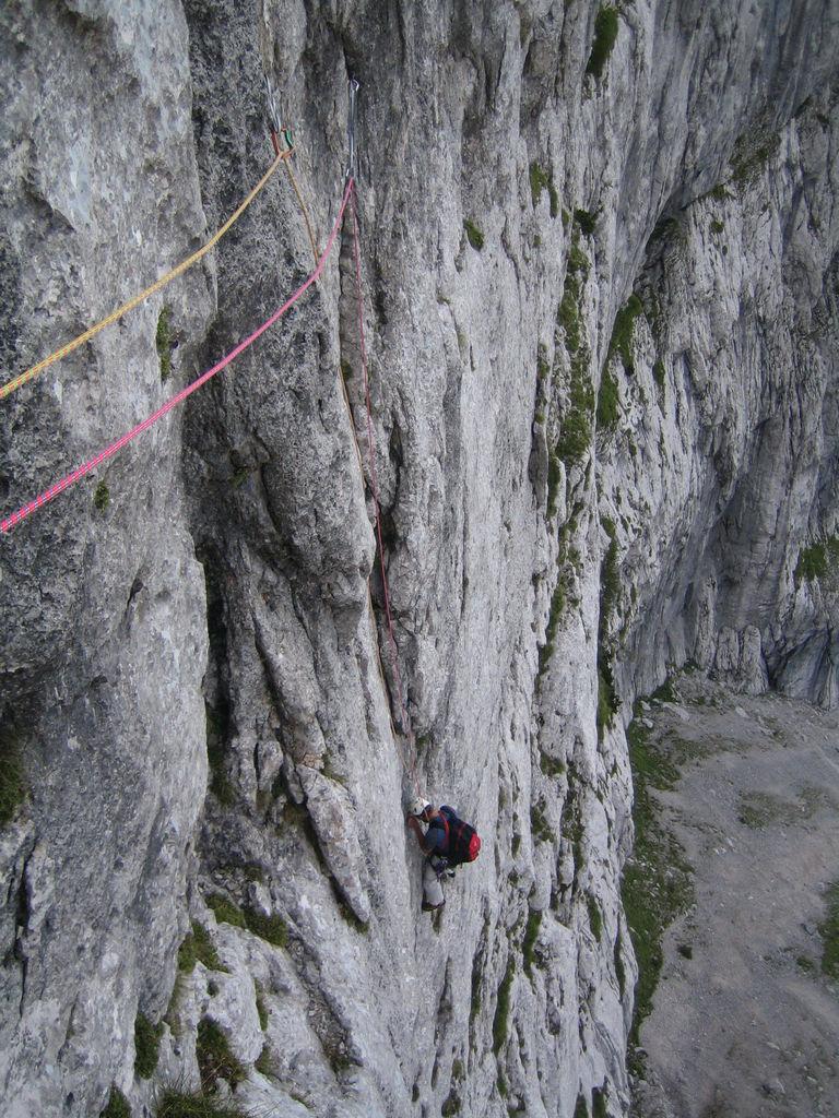 Drugi in najtežji raztežaj, strmi zajedi sledi delikatna prečka levo IMG_7563