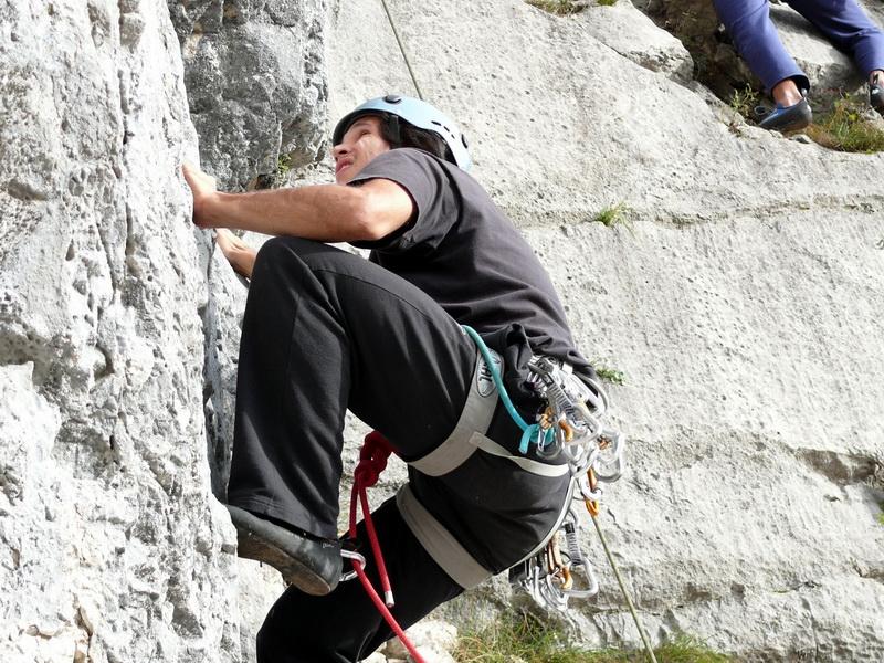 Ferajnovski pripravniki so nam uslužno napeljali vrvi, med nami pa so bili za izenačevanje starostnega povprečja tudi veterani! Ferajnovski pripravniki so nam uslužno napeljali vrvi, med nami pa so bili za izenačevanje starostnega povprečja tudi veterani!