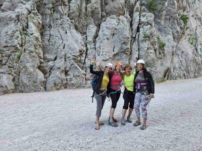 Štiri tetke grejo plezat v Paklo